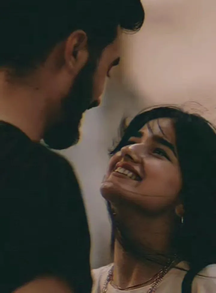 كيف تعرف انها تريد الخروج معك ؟